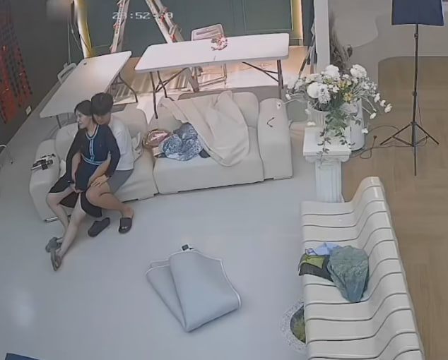 黑客破解监控实录！摄影棚空无一人，摄影师狂搞老板娘隐秘偷情全记录