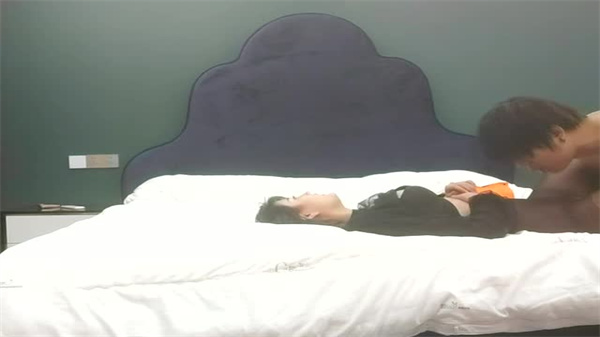 爆乳巨尻的顶级外围御姐，进门瞬间被扑倒疯狂调教！